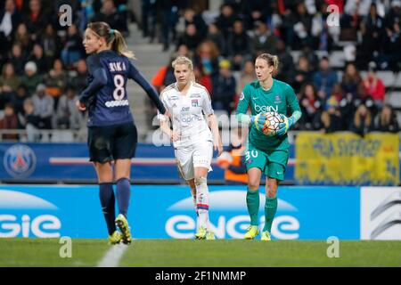 Berger Ann-Katrin (PSG Frauen), Ada Hegerberg (Olympique Lyonnais), Erika Cristiano dos Santos (PSG Frauen) während der französischen Frauenmeisterschaft D1 Fußballspiel zwischen Paris Saint Germain und Olympique Lyonnais am 5. Februar 2016 im Charlety Stadion in Paris, Frankreich - Foto Stephane Allaman / DPPI Stockfoto