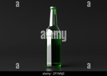 Bierflasche 500 ml auf schwarzem Hintergrund. Vorderansicht Stockfoto