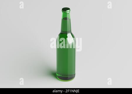 Bierflasche 500 ml auf weißem Hintergrund. Seitenansicht Stockfoto