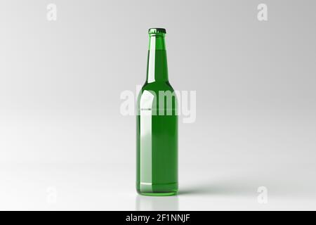 Bierflasche 500 ml auf weißem Hintergrund. Vorderansicht Stockfoto