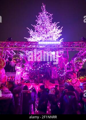 Riesiger, pink beleuchteter Weihnachtsbaum in St. Pauli, dem Rotlichtviertel in Hamburg. Nachtleben und Party-Show im Dezember Stockfoto