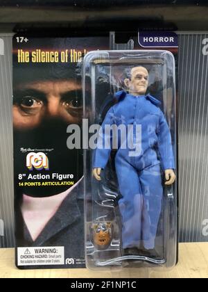 OCEAN SPRINGS, UNITED STATES - Mar 05, 2021: Actionfigur von Hannibal Lecter mit Foto des Porträtiers Anthony Hopkins Kopf im Hintergrund. Stockfoto