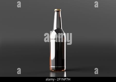 Bierflasche 500 ml auf schwarzem Hintergrund. Vorderansicht Stockfoto