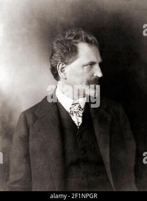 Alphonse Mucha, vollständiger Name Alfons Maria Mucha, 1860 - 1939. Tschechischer Maler und Grafiker. Nach einer Arbeit eines unbekannten Fotografen aus dem frühen 20th. Jahrhundert. Stockfoto