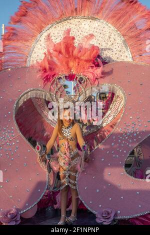 Kinder Karnevalskönigin beim Karnevalsumzug in Costa Teguise, Insel Lanzarote, Kanarischen Inseln, Spanien Kinderkarnevalskönigin beim Karneval P Stockfoto