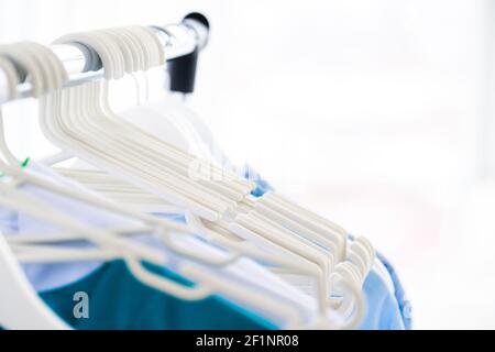 Reihe von weißen Kleiderbügeln Stockfoto