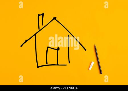 Handgezeichnete Haus- oder Hausskizze mit einem Stift-Marker auf gelbem Hintergrund. Stockfoto