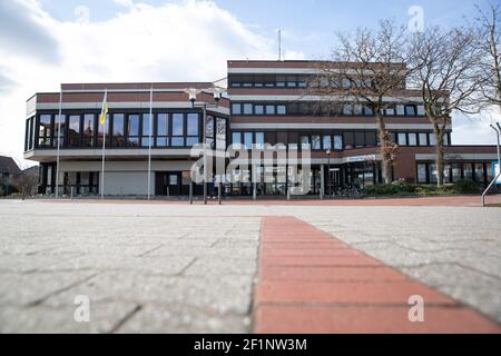 Haren, Deutschland. März 2021, 08th. Blick auf das Rathaus und das Bürgerbüro. Haren (Ems) wurde von 1945 bis 1948 von Polen besetzt, obwohl Polen selbst keine Besatzungsmacht in Deutschland war. Haren' wurde drei Jahre lang 'Maczków'. Wie das zustande kam und wie das Leben in dieser polnischen Enklave war, beleuchtet die Ausstellung 'Haren/Maczków 45/48'. Kredit: Friso Gentsch/dpa/Alamy Live Nachrichten Stockfoto