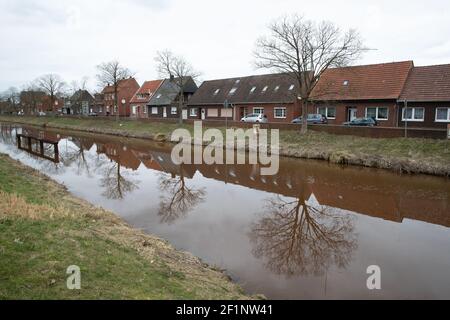 Haren, Deutschland. März 2021, 08th. Blick auf Wohngebäude an der Ems. Haren (Ems) wurde von 1945 bis 1948 von Polen besetzt, obwohl Polen selbst keine Besatzungsmacht in Deutschland war. Haren' wurde drei Jahre lang 'Maczków'. Wie das zustande kam und wie das Leben in dieser polnischen Enklave war, beleuchtet die Ausstellung 'Haren/Maczków 45/48'. Kredit: Friso Gentsch/dpa/Alamy Live Nachrichten Stockfoto