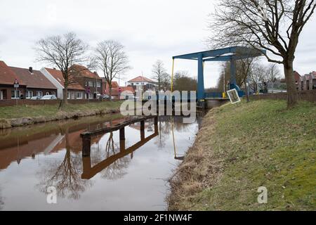 Haren, Deutschland. März 2021, 08th. Blick auf Wohngebäude und eine Brücke über die Ems. Haren (Ems) wurde von 1945 bis 1948 von Polen besetzt, obwohl Polen selbst keine Besatzungsmacht in Deutschland war. Haren' wurde drei Jahre lang 'Maczków'. Wie das zustande kam und wie das Leben in dieser polnischen Enklave war, beleuchtet die Ausstellung 'Haren/Maczków 45/48'. Kredit: Friso Gentsch/dpa/Alamy Live Nachrichten Stockfoto