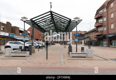 Haren, Deutschland. März 2021, 08th. Blick auf die Fußgängerzone (Alter Markt). Haren (Ems) wurde von 1945 bis 1948 von Polen besetzt, obwohl Polen selbst keine Besatzungsmacht in Deutschland war. Haren' wurde drei Jahre lang 'Maczków'. Wie das zustande kam und wie das Leben in dieser polnischen Enklave war, beleuchtet die Ausstellung 'Haren/Maczków 45/48'. Kredit: Friso Gentsch/dpa/Alamy Live Nachrichten Stockfoto