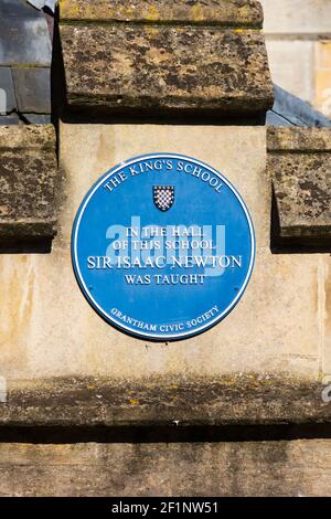 Blaue Plakette auf der alten Kings School Hall, besucht von Sir Isaac Newton. Grantham, Lincolnshire, England. Stockfoto