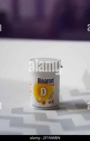 POZNAN, POLEN - 06. Aug 2017: Bioaron Vitamin D für Babys in einem kleinen Behälter Stockfoto