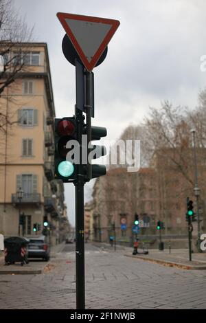 Ampel auf grün an einer Straßenkreuzung auf Ein wolkiger Tag in der Stadt mit Gebäuden in der Hintergrund Stockfoto