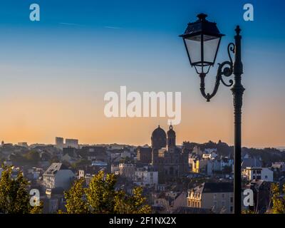 Die Morgensonne geht über der Stadt Granville auf In der Normandie Frankreich Stockfoto