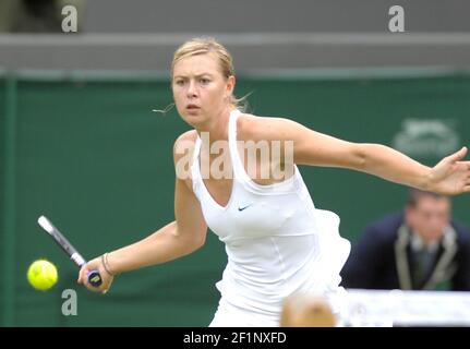 WIMBLEDON 2007 6TH TAG 30/6/07.M.SHARAPOVA WÄHREND IHRES SPIELS MIT A.SUGLYAMA. BILD DAVID ASHDOWN Stockfoto