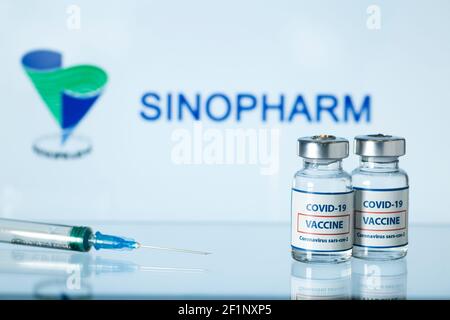 Konzept des chinesischen Impfstoffs gegen COVID-19. Medizinische Glasfläschchen mit Flüssigkeit. Ampullen mit Coronavirus-Impfstoff auf einem medizinischen Glastisch. Selektiver Fokus. New York, USA - 14. Dezember 2020. Hochwertige Fotos Stockfoto