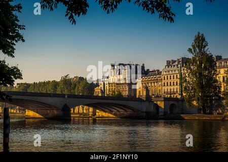 Am frühen Morgen Licht beleuchtet die Pont du Carrousel und Gebäude an den Ufern der seine in Paris Frankreich. Stockfoto