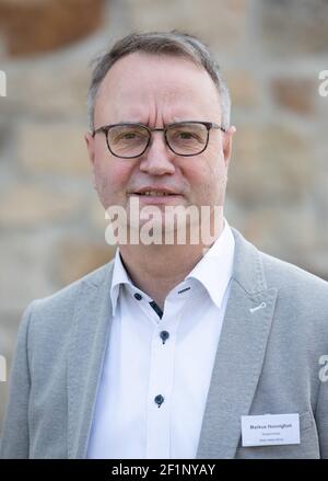 Haren, Deutschland. März 2021, 08th. Bürgermeister Markus Honnigfort steht vor der Inselmühle. Haren (Ems) wurde von 1945 bis 1948 von Polen besetzt, obwohl Polen selbst keine Besatzungsmacht in Deutschland war. Haren' wurde drei Jahre lang 'Maczków'. Wie das zustande kam und wie das Leben in dieser polnischen Enklave war, beleuchtet die Ausstellung 'Haren/Maczków 45/48'. Kredit: Friso Gentsch/dpa/Alamy Live Nachrichten Stockfoto