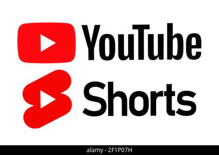 Kiew, Ukraine - 26. Februar 2021: YouTube und Shorts Icons, gedruckt auf Papier. Shorts ist eine neue Kurzform Video-Erlebnis für Schöpfer und Künstler wh Stockfoto