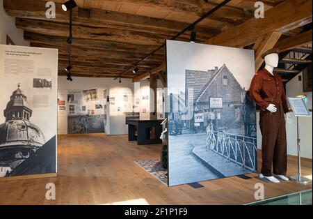 Haren, Deutschland. März 2021, 08th. Ansicht der Ausstellungstafeln im Museum Inselmühle. Haren (Ems) wurde von 1945 bis 1948 von Polen besetzt, obwohl Polen selbst keine Besatzungsmacht in Deutschland war. Haren' wurde drei Jahre lang 'Maczków'. Wie das zustande kam und wie das Leben in dieser polnischen Enklave war, beleuchtet die Ausstellung 'Haren/Maczków 45/48'. Kredit: Friso Gentsch/dpa/Alamy Live Nachrichten Stockfoto