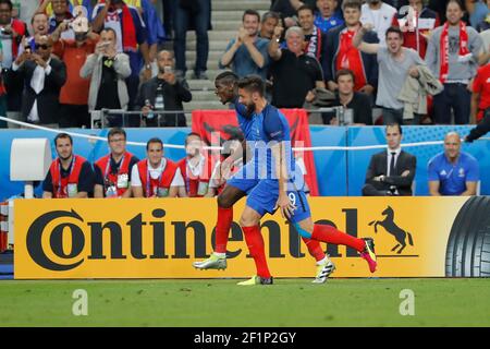 Olivier Giroud (FRA) (Federation Francaise de Football (FFF)) erzielte ein Tor und feierte es mit Paul Pogba (FRA) (Federation Francaise de Football (FFF))während der UEFA Euro 2016, Gruppe A Fußballspiel zwischen Frankreich und Rumänien am 10. Juni 2016 im Stade de France in Saint-Denis, Frankreich - Foto Stephane Allaman / DPPI Stockfoto
