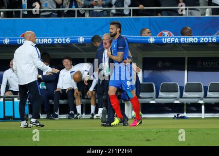 Olivier Giroud (FRA) (Federation Francaise de Football (FFF)) erzielte ein Tor und feierte es mit Didier Deschamps (FRA) (Federation Francaise de Football (FFF))während der UEFA Euro 2016, Gruppe A Fußballspiel zwischen Frankreich und Rumänien am 10. Juni 2016 im Stade de France in Saint-Denis, Frankreich - Foto Stephane Allaman / DPPI Stockfoto
