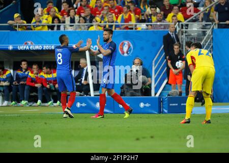 Olivier Giroud (FRA) (Federation Francaise de Football (FFF)) erzielte ein Tor und feierte es mit Dimitri Payet (FRA) (Federation Francaise de Football (FFF))während der UEFA Euro 2016, Gruppe A Fußballspiel zwischen Frankreich und Rumänien am 10. Juni 2016 im Stade de France in Saint-Denis, Frankreich - Foto Stephane Allaman / DPPI Stockfoto