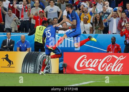Olivier Giroud (FRA) (Federation Francaise de Football (FFF)) erzielte ein Tor und feierte es mit Paul Pogba (FRA) (Federation Francaise de Football (FFF))während der UEFA Euro 2016, Gruppe A Fußballspiel zwischen Frankreich und Rumänien am 10. Juni 2016 im Stade de France in Saint-Denis, Frankreich - Foto Stephane Allaman / DPPI Stockfoto