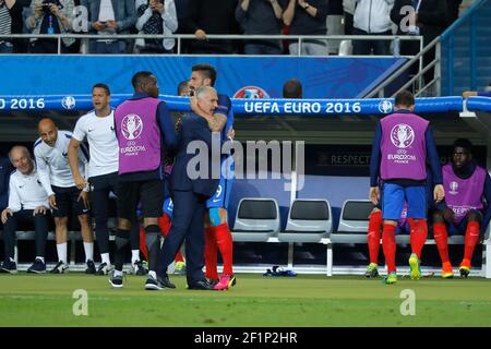 Olivier Giroud (FRA) (Federation Francaise de Football (FFF)) erzielte ein Tor und feierte es mit Didier Deschamps (FRA) (Federation Francaise de Football (FFF))während der UEFA Euro 2016, Gruppe A Fußballspiel zwischen Frankreich und Rumänien am 10. Juni 2016 im Stade de France in Saint-Denis, Frankreich - Foto Stephane Allaman / DPPI Stockfoto