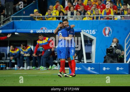 Olivier Giroud (FRA) (Federation Francaise de Football (FFF)) erzielte ein Tor und feierte es mit Dimitri Payet (FRA) (Federation Francaise de Football (FFF))während der UEFA Euro 2016, Gruppe A Fußballspiel zwischen Frankreich und Rumänien am 10. Juni 2016 im Stade de France in Saint-Denis, Frankreich - Foto Stephane Allaman / DPPI Stockfoto