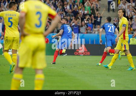 Olivier Giroud (FRA) (Federation Francaise de Football (FFF)) erzielte ein Tor und feierte es, Laurent Koscielny (FRA) (Federation Francaise de Football (FFF)), Vlad Chiriches (ROU) (Rumänischer Fußballverband (FRF))), Ovidiu Hoban (ROU) (Rumänischer Fußballverband (FRF))), Razvan Rat (ROU) (2016), Rumänischer Fußballverband (FRF) Gruppe EIN Fußballspiel zwischen Frankreich und Rumänien am 10. Juni 2016 im Stade de France in Saint-Denis, Frankreich - Foto Stephane Allaman / DPPI Stockfoto