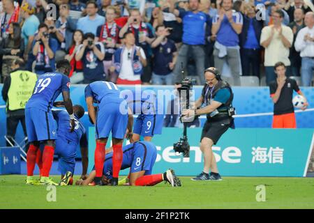 Dimitri Payet (FRA) (Federation Francaise de Football (FFF)) erzielte ein Tor und feierte es mit Olivier Giroud (FRA) (Federation Francaise de Football (FFF)), Patrice Evra (FRA) (Federation Francaise de Football (FFF)), Anthony Martial (FRA) (Federation Francaise de Football (FFF)), Bacary Sagna (FRA) (Federation Francaise de Football (FFF)) während der UEFA Euro 2016, Gruppe A Fußballspiel zwischen Frankreich und Rumänien am 10. Juni 2016 im Stade de France in Saint-Denis, Frankreich - Foto Stephane Allaman / DPPI Stockfoto