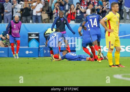 Dimitri Payet (FRA) (Federation Francaise de Football (FFF)) erzielte ein Tor und feierte es mit Patrice Evra (FRA) (Federation Francaise de Football (FFF)), Olivier Giroud (FRA) (Federation Francaise de Football (FFF)), Blaise Matuidi (FRA) (Federation Francaise de RA (FFF)), Paul Pogba (FRA) (FFF Francaise Jaise de Football) (Federation Francaise de Football (FFF)) während der UEFA Euro 2016, Gruppe A Fußballspiel zwischen Frankreich und Rumänien am 10. Juni 2016 im Stade de France in Saint-Denis, Frankreich - Foto Stephane Allaman / DPPI Stockfoto