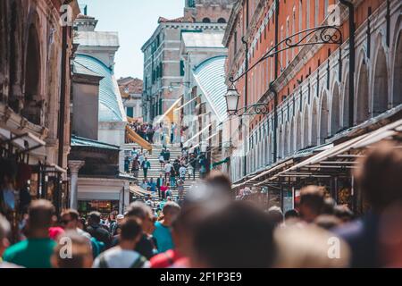 Venedig, Italien, 25. Mai 2019: Menschen zu Fuß durch die überfüllten Straßen von Venedig Rialto Brücke im Hintergrund Sommer Urlaub Stockfoto
