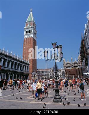 Italien. Venedig. Der Campanile mit Menschenmassen auf dem Markusplatz. Stockfoto