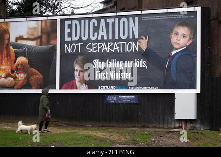 Greenock, Schottland, Großbritannien. März 2021, 9th. Im Bild: Auf einer belebten Straße mitten in Greenock, Inverclyde, erschien eine riesige Werbebotschaft an den schottischen Ersten Minister Nicola Sturgeon. Die Botschaft sagt: „BILDUNG, KEINE TRENNUNG. HÖRT AUF, UNSERE KINDER ZU VERSAPPEN, ERSTER MINISTER.“ Dies wurde von Majority Media Ltd getan, die sich dafür einsetzen, dass Nicola Sturgeon wegen ihrer Fehler in der Regierung zurücktritt. Quelle: Colin Fisher/Alamy Live News Stockfoto