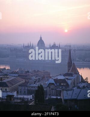 Ungarn. Budapest. Blick auf das Parlamentsgebäude von der anderen Seite der Donau. Stockfoto