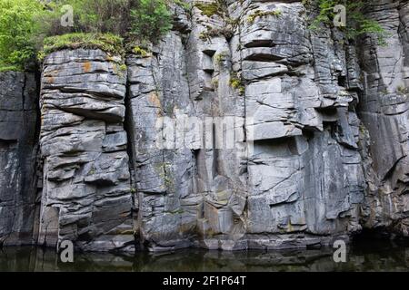 Toller Blick auf den Buky Canyon an sonnigen Tagen. Buki-Schlucht am Fluss Hirskyi Tikich, Tscherkassy, Ukraine Stockfoto