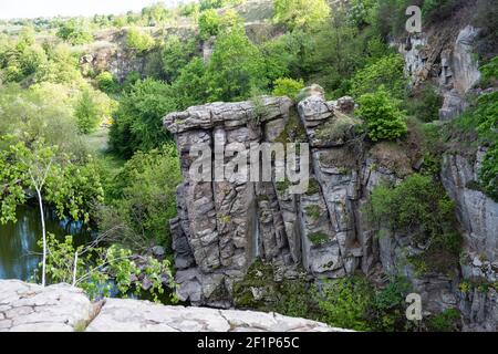 Toller Blick auf den Buky Canyon an sonnigen Tagen. Buki-Schlucht am Fluss Hirskyi Tikich, Tscherkassy, Ukraine Stockfoto