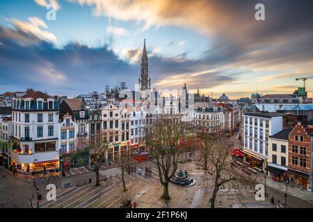 Brüssel, Belgium plaza und Skyline mit dem Rathausturm in der Abenddämmerung. Stockfoto