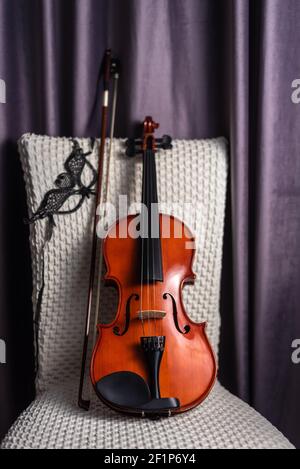 Musik und Violine im Theater. Venezianische Maske mit alter Geige Komposition Stockfoto