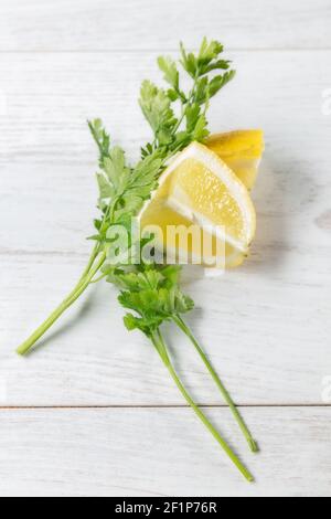 Zitrone mit Gemüse von oben auf Holzhintergrund gesehen. Stockfoto