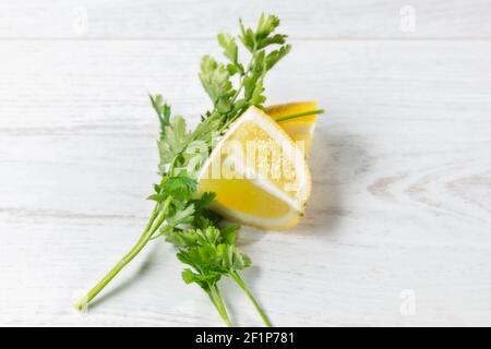 Zitrone mit Gemüse von oben auf Holzhintergrund gesehen. Stockfoto