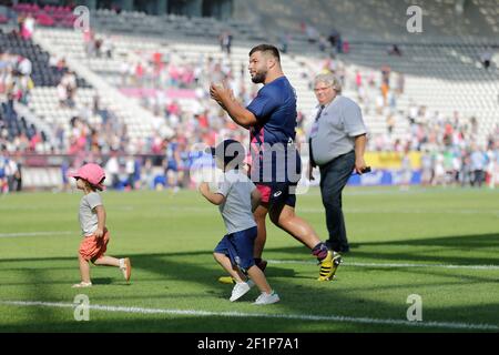 Rabah Slimani (Stade Francais) mit ihm Kinder am Ende des Spiels, um Fans während der Französisch Championship Top 14 Rugby Union Spiel zwischen Stade Francais Paris und ASM Clermont Auvergne am 3. September 2016 im Jean Bouin Stadion in Paris, Frankreich begrüßt - Foto Stephane Allaman / DPPI Stockfoto