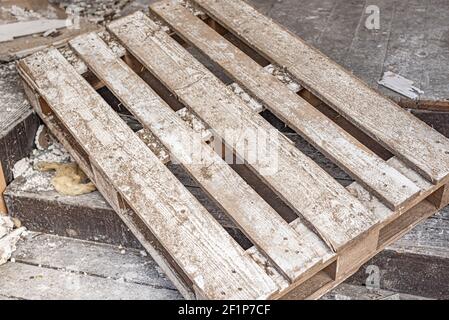 Schmutzige Holzpalette in einem zerstörten Gebäude Stockfoto