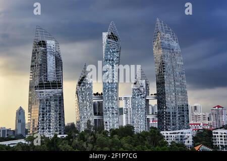 SINGAPUR, SINGAPUR - 16. Apr 2019: Ein Foto von Wolkenkratzern in singapur, aufgenommen beim Verlassen des Hafens von singapur während der Kreuzfahrt Stockfoto