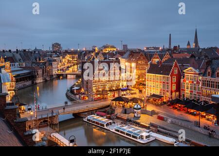 Gent, Belgien Altstadt Stadtbild über der Graslei sind in der Dämmerung. Stockfoto