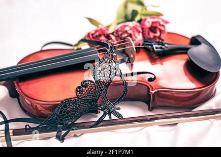 Musik und Violine im Theater. Venezianische Maske mit alter Geige Komposition Stockfoto