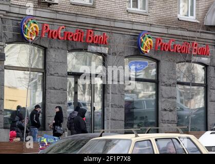 Kiew, Ukraine. März 2021, 06th. Neben dem Büro der ProCredit Bank in Kiew stehen Menschen. Kredit: SOPA Images Limited/Alamy Live Nachrichten Stockfoto